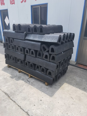 Schwarzer Marine Gummi-Fender Typ D für Schiffe und Docks