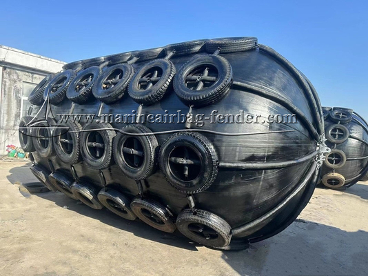 Schwarzer Pneumatischer Gummi-Fender mit Kettennetz, ISO CCS-zertifiziert